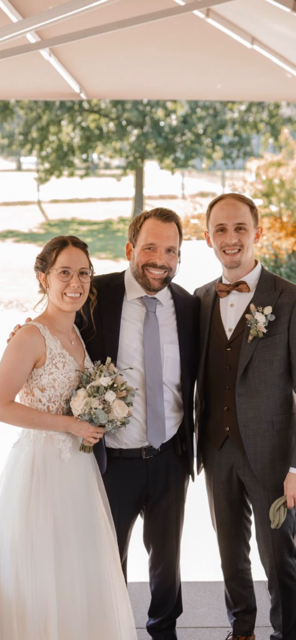 Stephanie und Matthias mit Trauredner Johannes Ruchti